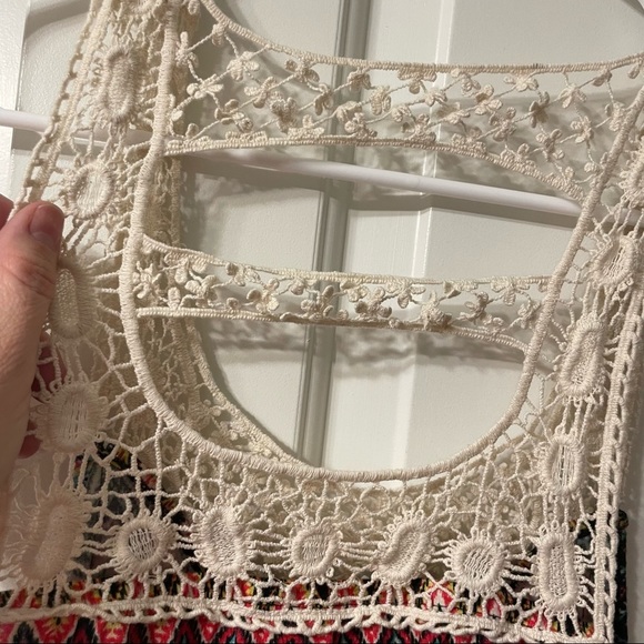 7 Tops $25/ No Boundaries Multi Colored Embroidered neckline Tank Top.Size Large - Picture 6 of 7